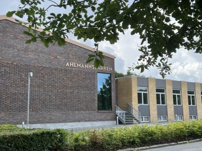 Ahlmannsparken i Gråsten ses forfra. Der hænger blade ned i forgrunden af billedet.
