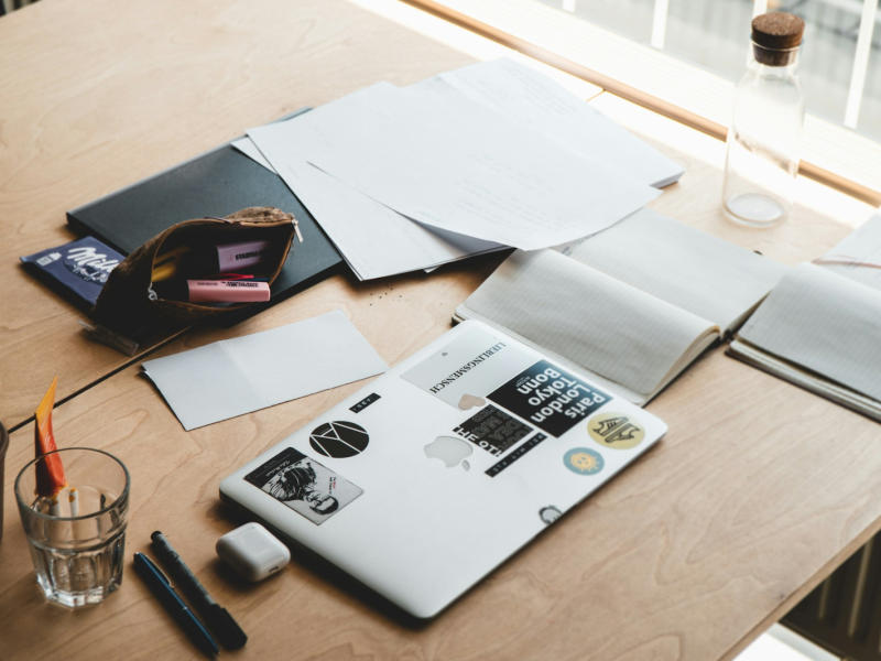 arbejdsbord med computer