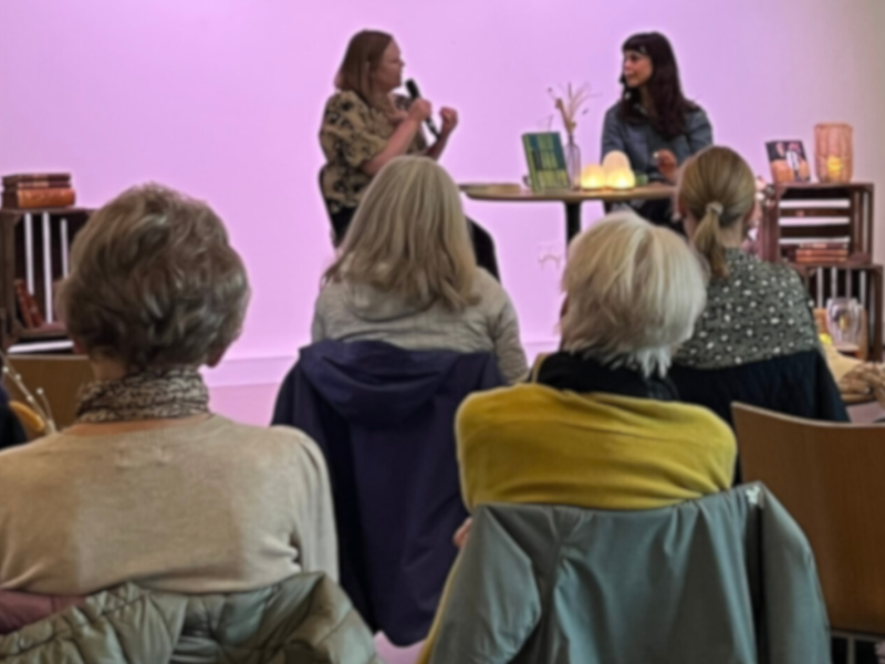 Stemningsbillede fra forfattersamtale