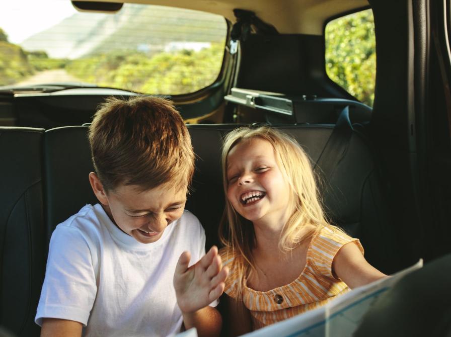 To børn griner på bgsædet